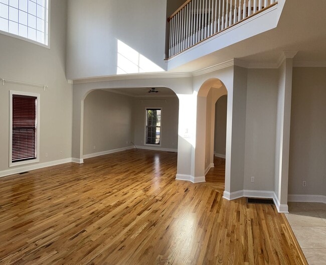 Building Photo - Spacious home with tons of upgrades! 4 Bedrooms/3.5 bathrooms