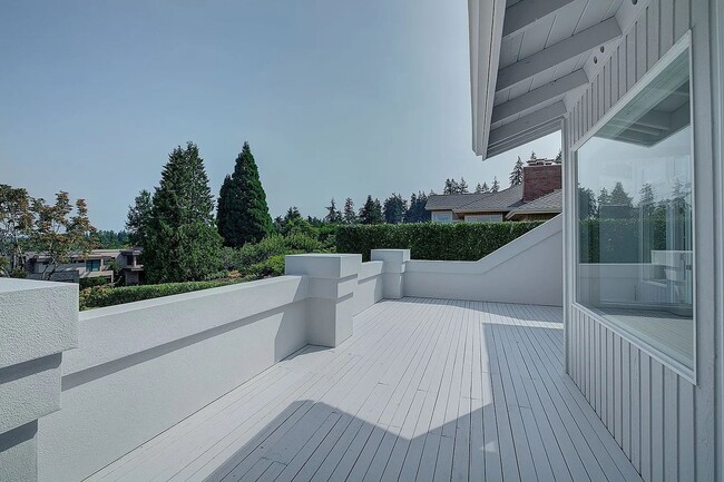 Building Photo - Clyde Hill Home
