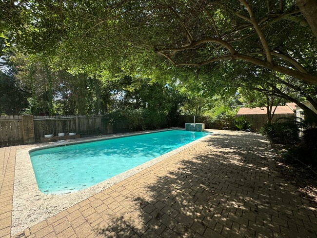 Building Photo - Great Home Corner Lot With Pool!