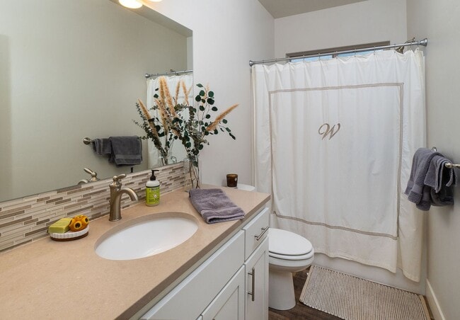 Building Photo - Furnished Spacious Home, Fully Equipped Kitchen, Garage Included