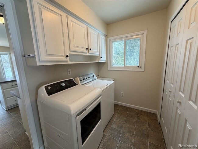 Building Photo - 48 Webb Ave