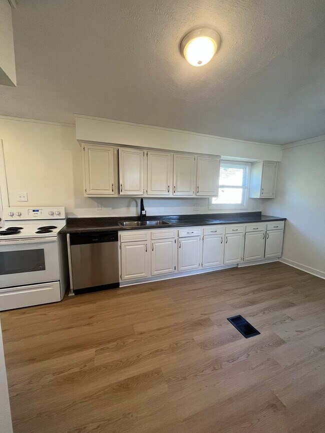 Building Photo - 3 Bedroom 1.5 Bathroom Home with Fenced in...