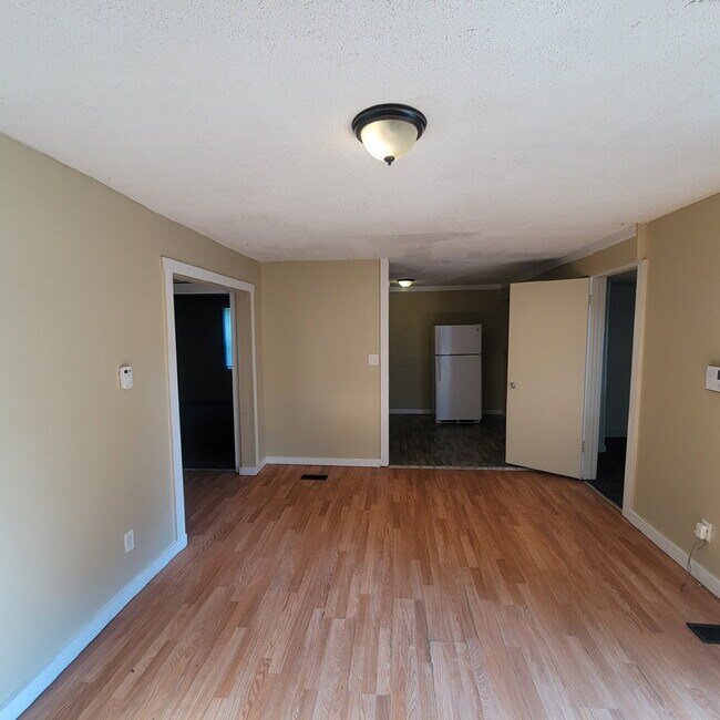 Building Photo - Near Westside 3BR House w/Garage!