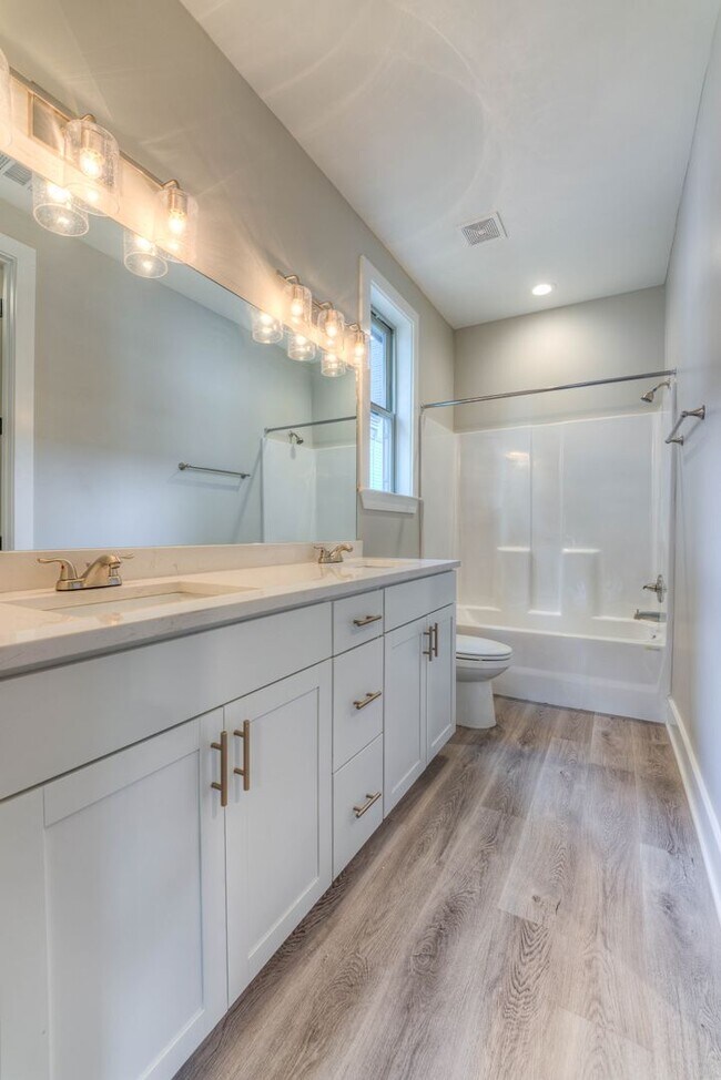 Building Photo - Amazing 3BR/2BA House!