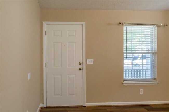 Building Photo - 2375 Lexington Ln