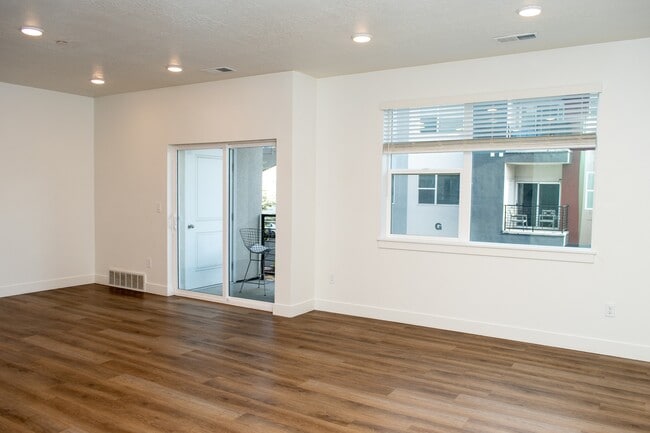 Building Photo - 459 W 15 S