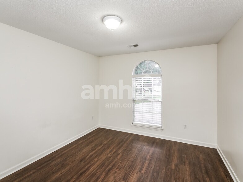 Building Photo - 660 Timber Creek S