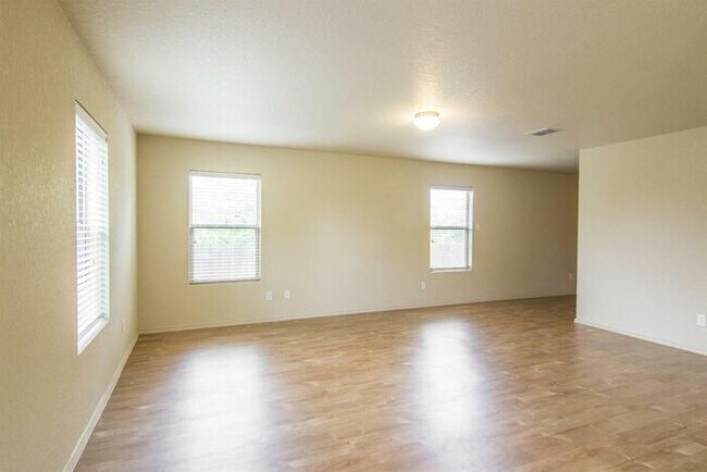 Building Photo - 2110 Bigmouth Rod