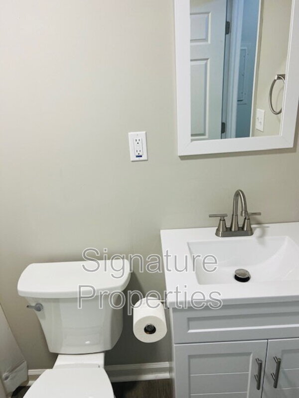 Building Photo - 22 Bollingbrook St
