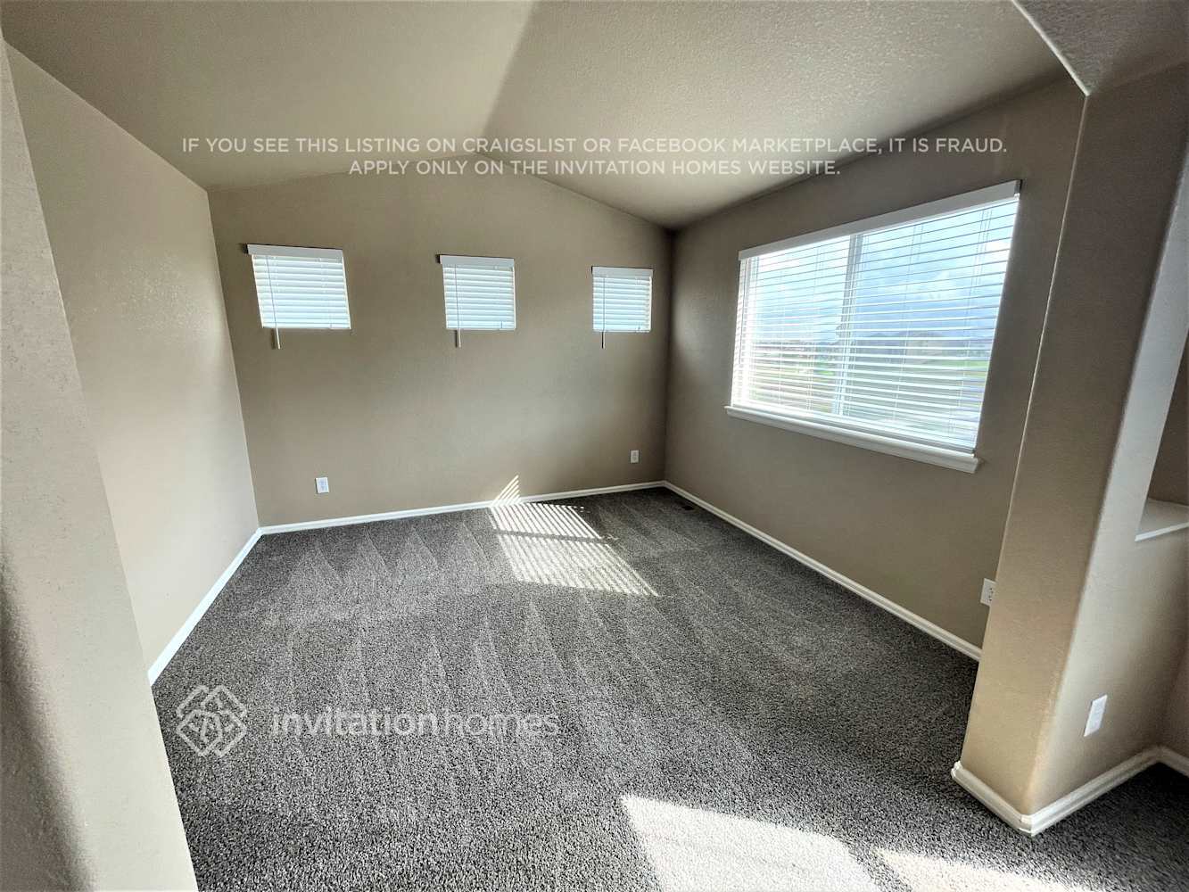 Building Photo - 12386 Roslyn Way