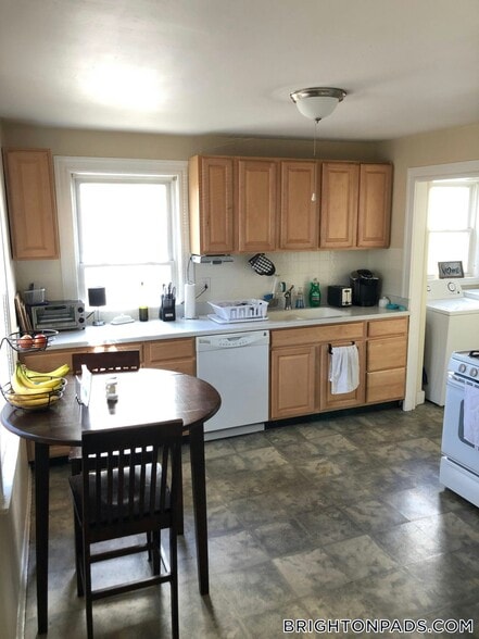 Building Photo - 62 Brock St