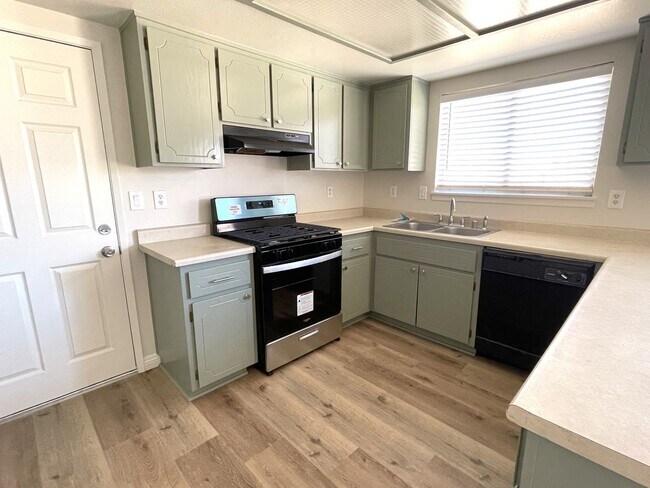 Building Photo - Recently Renovated and Move In Ready!