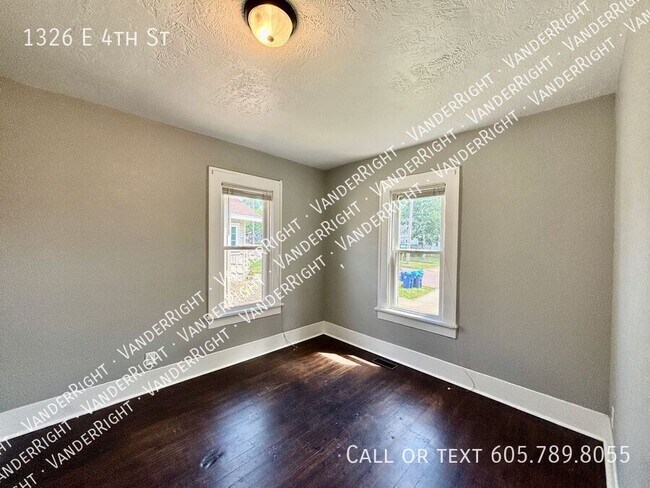 Building Photo - 1326 E 4th St