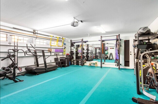 Building Photo - 509 S Willow Ave