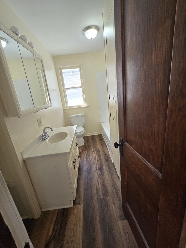 Building Photo - 417 W Walnut St