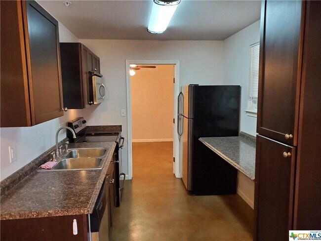 Building Photo - 1037 W Court St