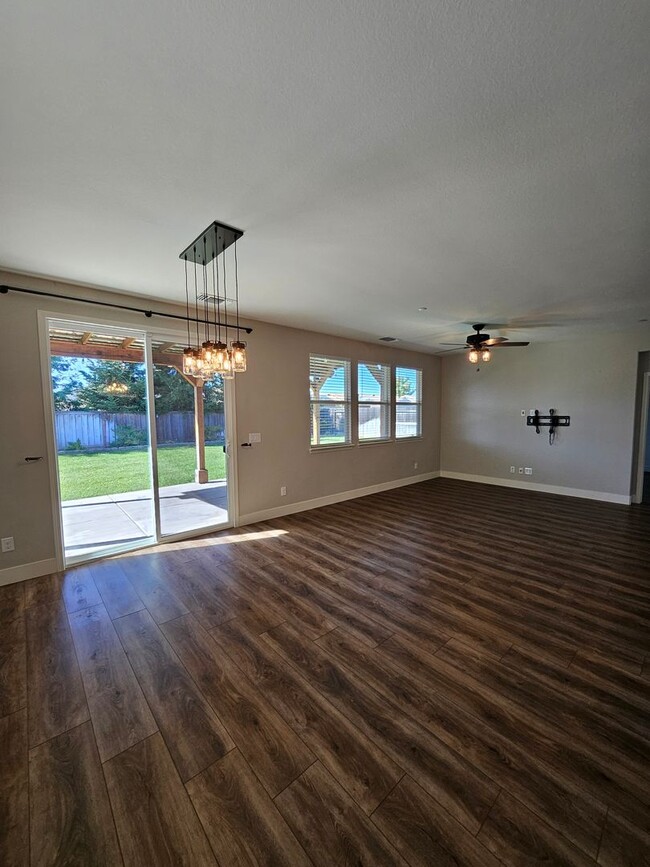 Building Photo - Beautiful 3 bd 2 bath Live Oak home with s...