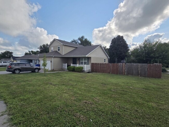 Building Photo - Large family corner lot home for rent!