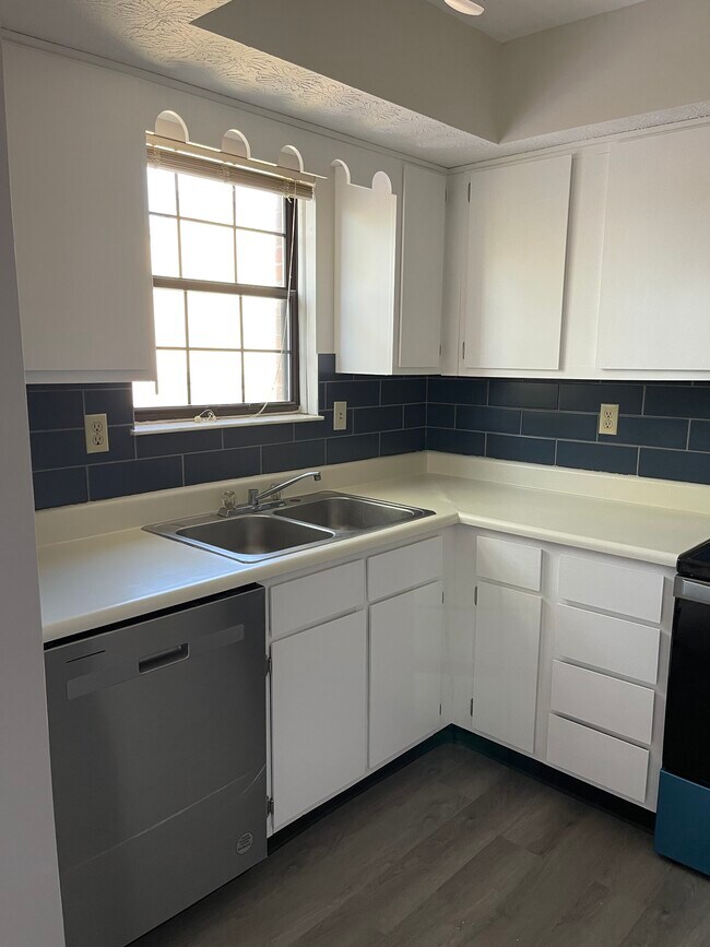 Building Photo - 6455 Brookedge Ct