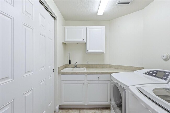 Building Photo - 7612 Lake Vista Ct