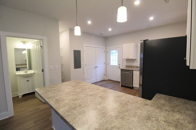 Building Photo - Lease assignment