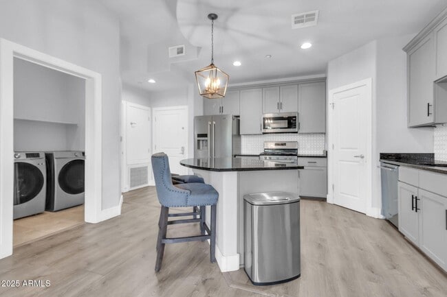 Building Photo - 945 E Playa Del Norte Dr