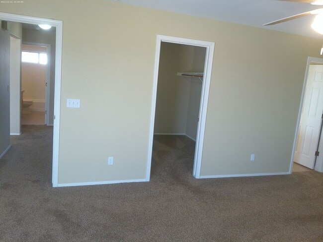 Building Photo - Long Term 3 bedroom 2 bath 3 car