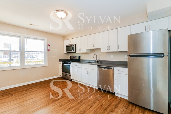 Building Photo - The living is easy in this lovely 3 bedroom