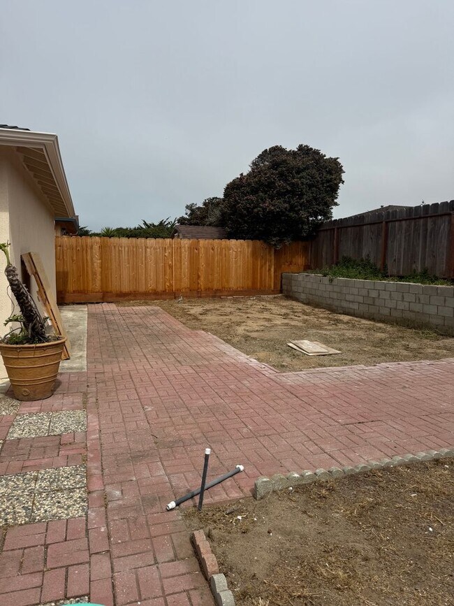Building Photo - Beautiful Large Three Bedroom on Marina Av...