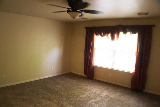 Building Photo - Beautiful Rental now available in Thistle ...