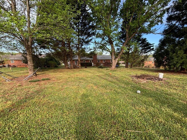 Building Photo - The Perfect Family Home!!!