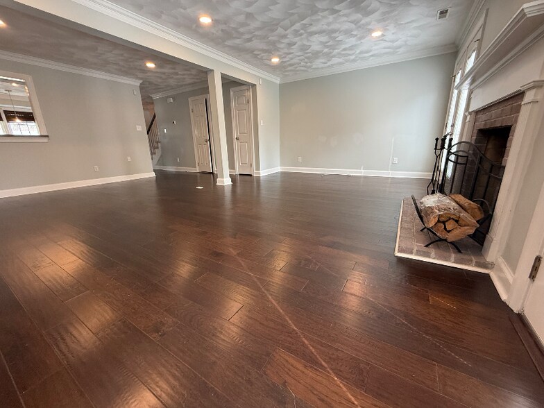 Building Photo - 658 Lord Dunmore Dr