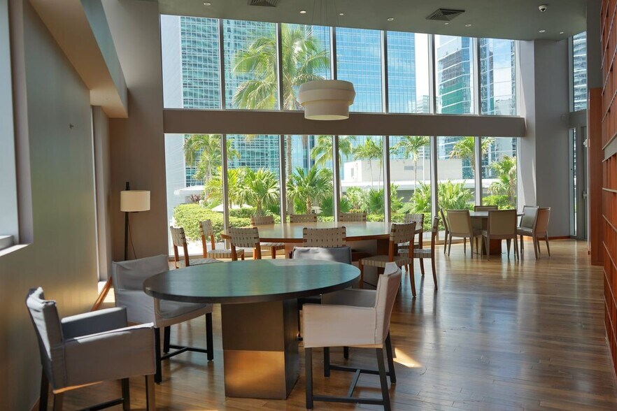 Building Photo - 1300 Brickell Bay Dr