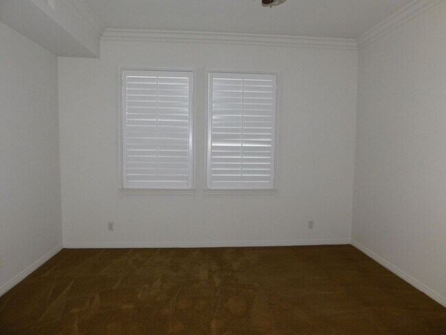 Building Photo - Beautiful 4 bed, 2.5 bath unit in Orange.