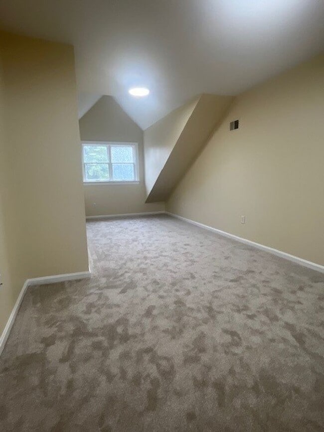 Building Photo - Gorgeous home with boat slip and water views