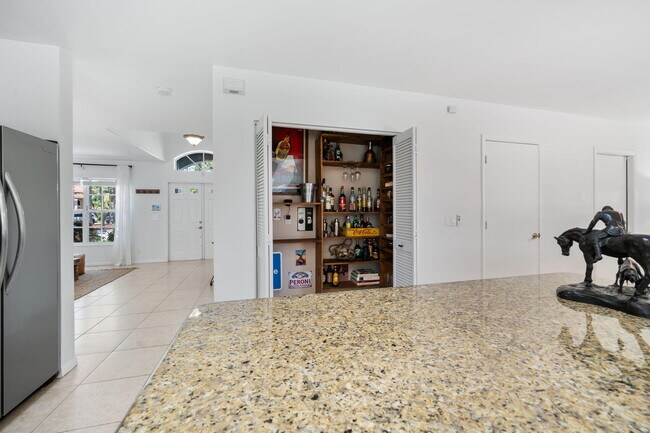 Building Photo - 1527 S Club Dr