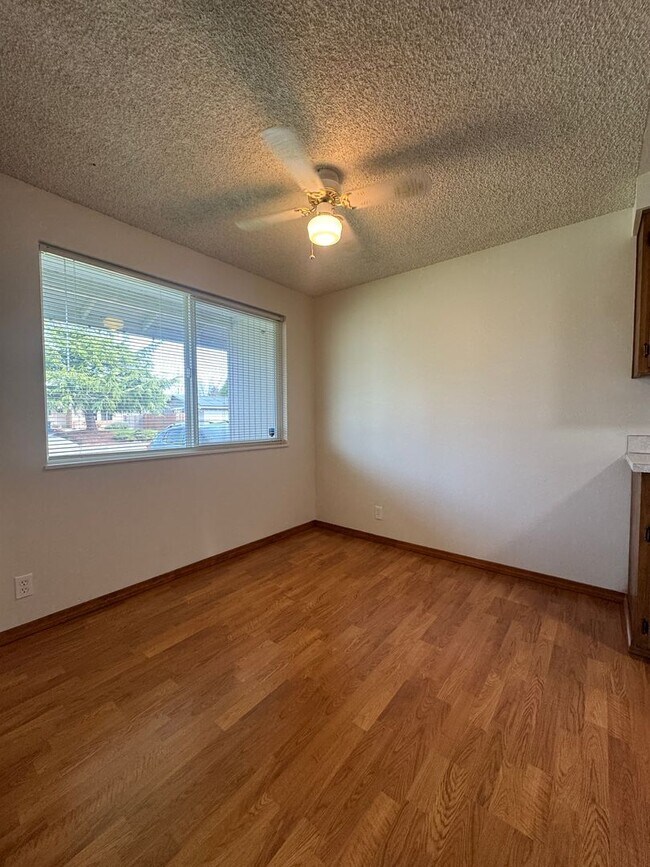 Building Photo - (KIE 1) 2-Bed, 1-Bath Duplex