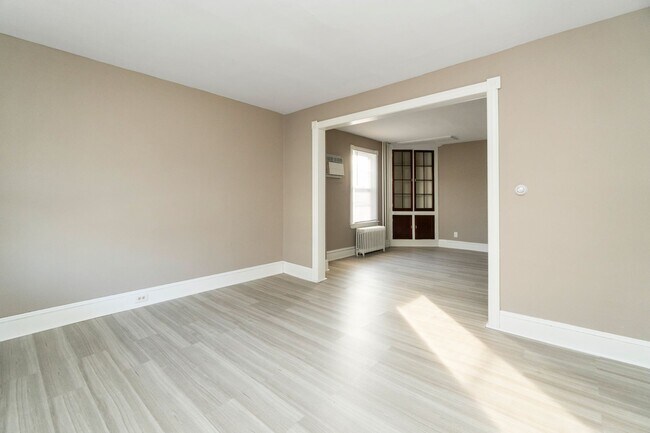 Building Photo - 458 Main St