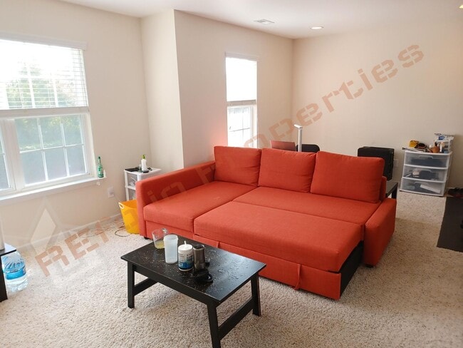 Building Photo - Luxury 4 BR 2-Car Garage Cul-de-Sac End Un...