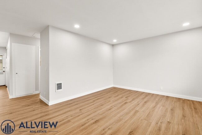 Building Photo - 1 Bed/1 Bath Available in Huntington Beach