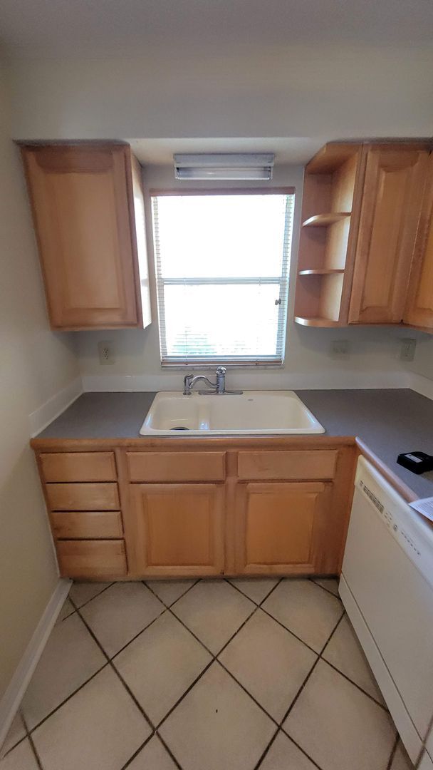 Building Photo - 3 bed, 2 bath townhouse minutes from downtown Leesburg.