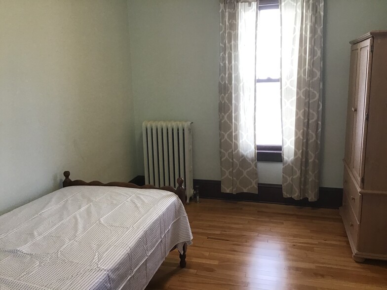 3rd Bedroom (non-conforming) - 4636 Cedar Ave