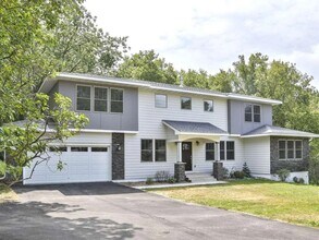 Building Photo - Gorgeous 5-Bed, 6-Bath Luxury Home in Prime Edina – Available September 1