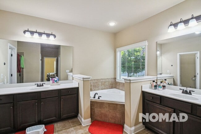 Building Photo - Stunning 6BR House in Cumming