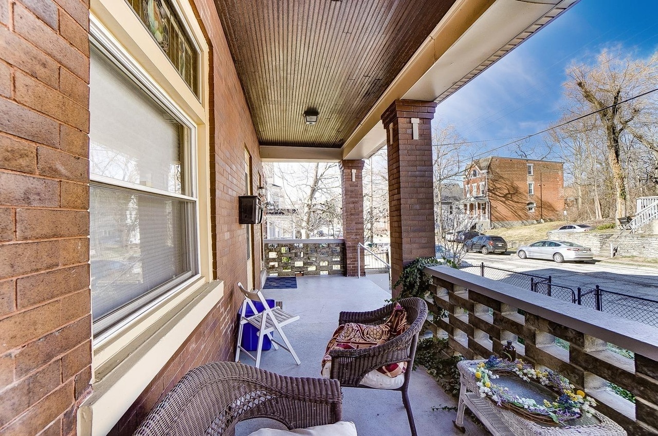 Building Photo - 985 Windsor St