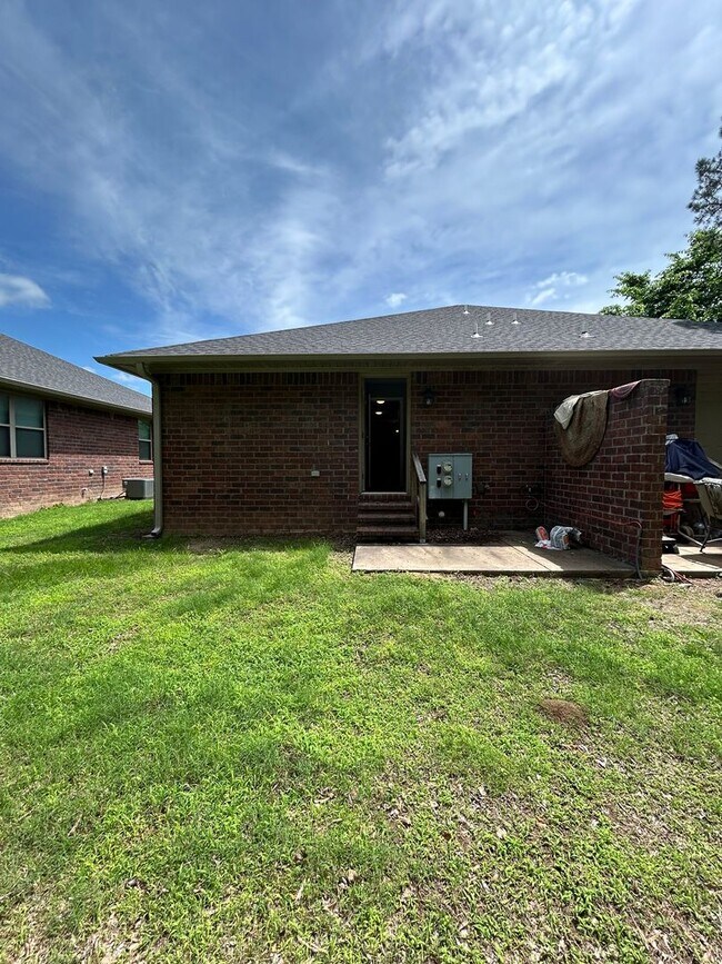 Building Photo - 117 Sequoya Dr