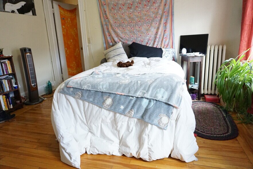 Building Photo - 165 Kelton St