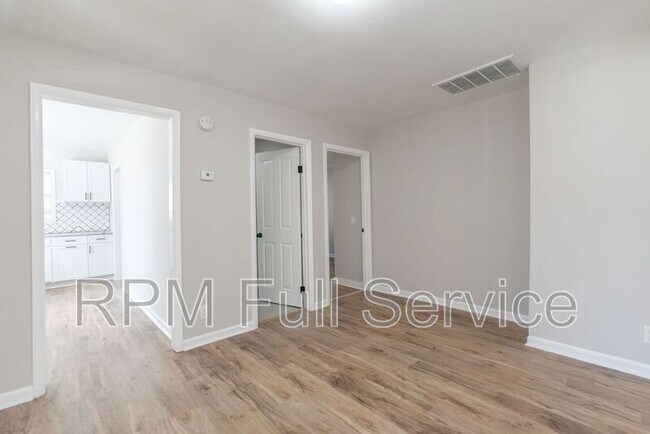 Building Photo - 1002 N Maple St