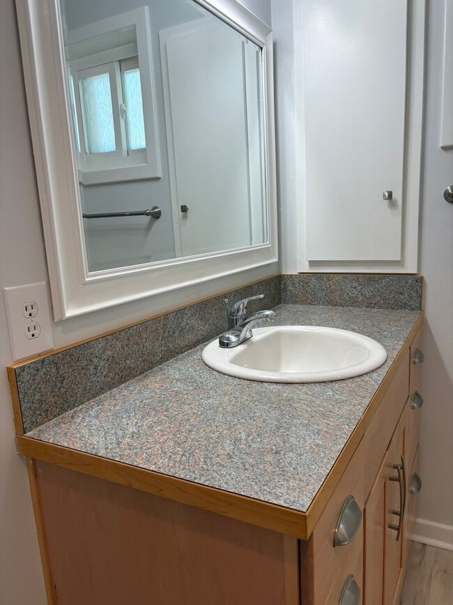 Building Photo - Available now for 12 month lease! 2150 per...
