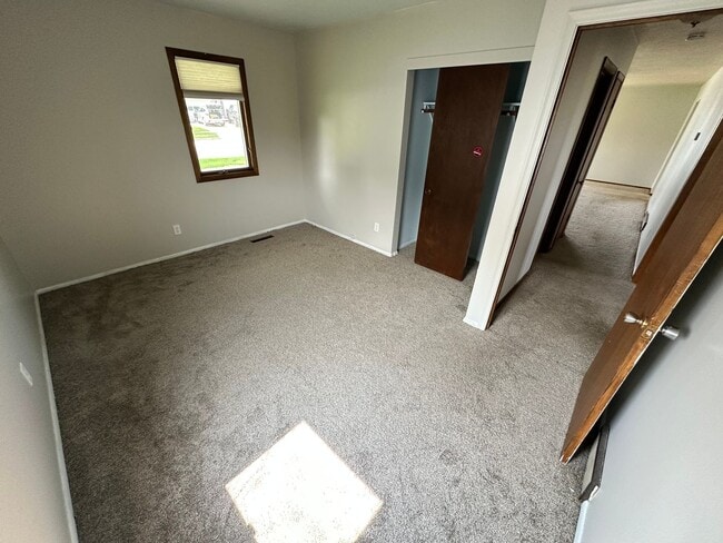 Building Photo - 4 Bedroom House!